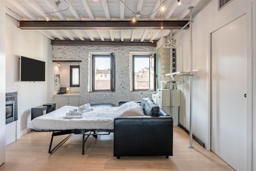 um quarto com uma cama no meio de um quarto em Loft Santa Chiara - Affitti Brevi Italia em Lucca