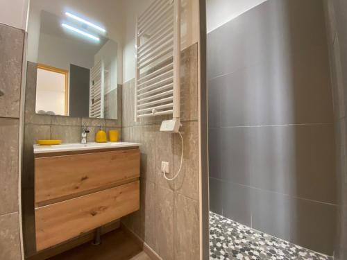 La salle de bains est pourvue d'un lavabo et d'un miroir. dans l'établissement Instant en Provence, à Eyragues