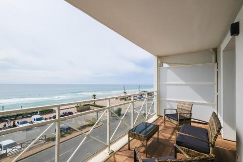 d'un balcon avec des chaises et une vue sur la plage. dans l'établissement Appartement - vue exceptionnelle, à Lacanau-Océan