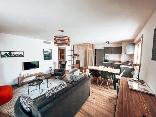 un salon avec un canapé et une table dans l'établissement Génépi, Appartement de charme 6 pers., au Monêtier-les-Bains