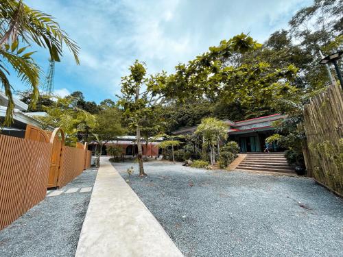 a driveway with a fence and a house at Dara Homestay in Ko Kood