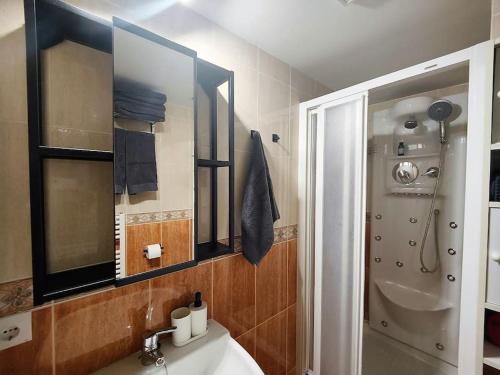 uma casa de banho com um lavatório, um chuveiro e uma banheira em Ático Duplex CALLE MAYOR em El Burgo de Osma