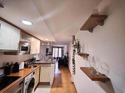 uma cozinha com armários brancos e uma bancada em Ático Duplex CALLE MAYOR em El Burgo de Osma