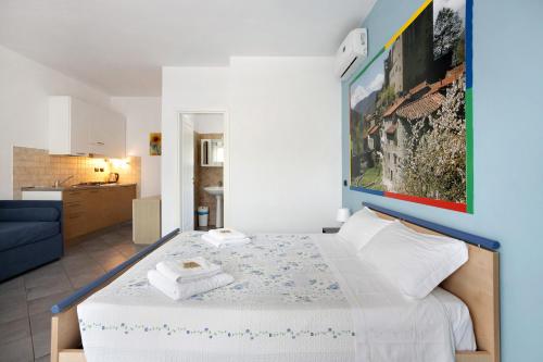 1 dormitorio con 1 cama con toallas en gli ulivi di montalbano 1 en La Spezia