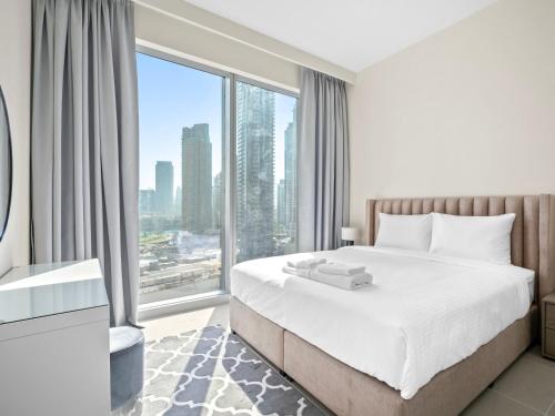 Postel nebo postele na pokoji v ubytování A 3bedroom Luxe Apartment in Downtown Dubai