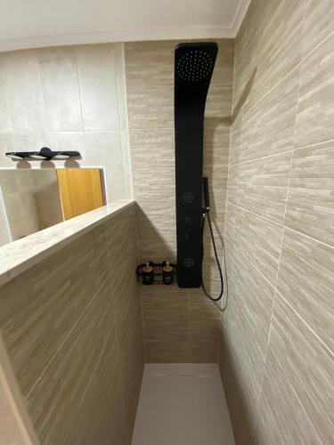 a bathroom with a shower with a black shower head at TRES COLUMNAS in Ciudad-Rodrigo