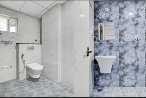 uma casa de banho com um WC e um lavatório em Prince residency Venue em Bangalore