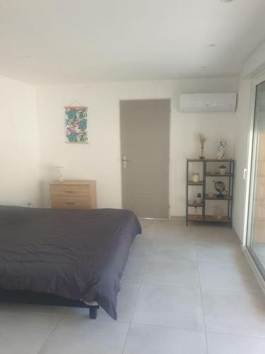 a bedroom with a bed and a dresser at spacieux T2 confortable in Saint-Vallier