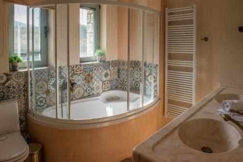 a bathroom with a tub and a toilet and a sink at Villa Leon in Chalkida