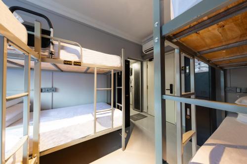 2 letti a castello in un dormitorio di D'Nova Hotel Kallang a Singapore