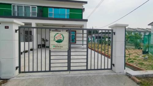un cancello di fronte a una casa di ZDQ Homestay a Kampong Padang Keladi