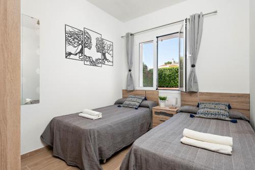 1 Schlafzimmer mit 2 Betten und einem Fenster in der Unterkunft Villa Caterina - Punta Prima in Punta Prima