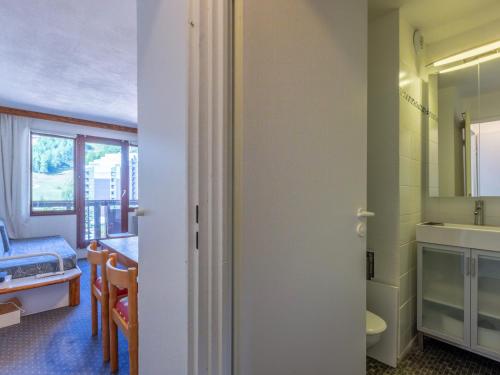 ein Badezimmer mit Waschbecken und Spiegel in der Unterkunft Studio chaleureux à Val-d'Isère avec WIFI, animaux acceptés - FR-1-694-52 in Val dʼIsère