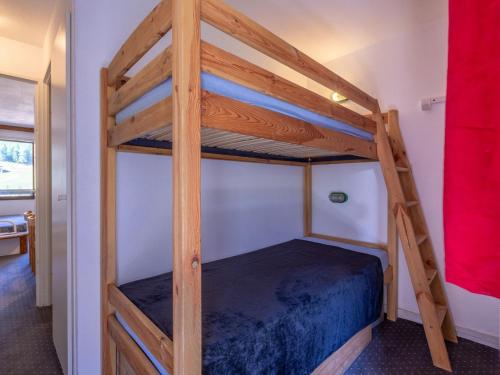 Etagenbett in einem Zimmer mit einer Leiter in der Unterkunft Studio chaleureux à Val-d'Isère avec WIFI, animaux acceptés - FR-1-694-52 in Val dʼIsère