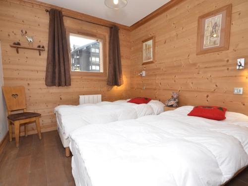 - 3 lits dans une chambre dotée de murs en bois dans l'établissement Appartement haut de gamme au centre, animaux admis, WiFi - FR-1-694-107, à Val dʼIsère