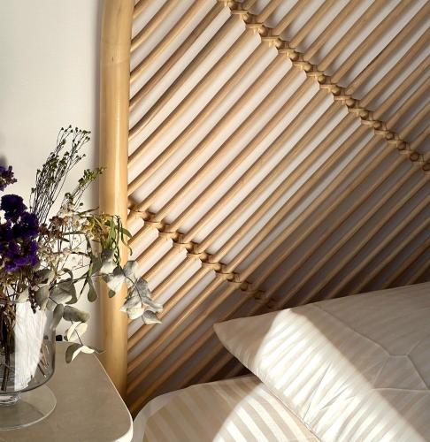 - une fenêtre avec des stores en bois dans une chambre avec une table dans l'établissement La Saramande, à Sanary-sur-Mer