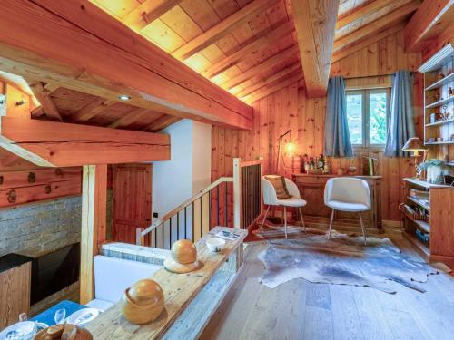 - un salon avec une cheminée dans une cabane en rondins dans l'établissement Appartement duplex de haut standing, skis aux pieds, 82m², 8 pers., cheminé, au cœur de Val d'Isère - FR-1-694-305, à Val dʼIsère