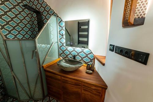 a bathroom with a bowl sink on a wooden cabinet at Farkaskútvölgy in Felsőtold