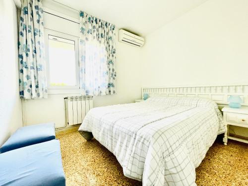 een slaapkamer met 2 bedden en een raam bij Costa Daurada Apartaments - CYE 6 II in Salou