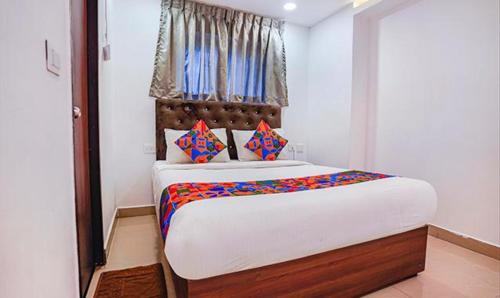 um quarto com uma cama grande num quarto em FabHotel Earth 2, Chennai em Chennai