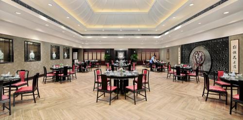Un restaurante u otro lugar para comer en Pan Pacific Suzhou -Including unlimited access to the 4A-level Panmen Scenic Area