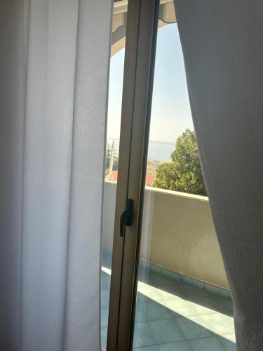 una puerta corredera de cristal con vistas al océano en BnB Nuova Vita, en Paola