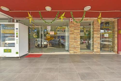 务边GOPENG INN的商店前方有玻璃门,里面装有汽车