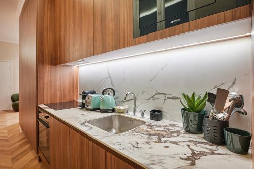 une cuisine avec un comptoir en marbre et un évier dans l'établissement Résidence Center of Paris by Studio prestige, à Paris