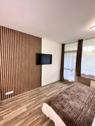 um quarto com uma cama e uma televisão de ecrã plano em Urlaub im Herzen von Bad Aussee em Bad Aussee