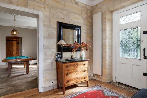 Zimmer mit einer Kommode und einem Spiegel in der Unterkunft La Papautiere in Carignan