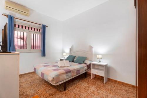 Tempat tidur dalam kamar di Casa Rural Paula Maretas Beach