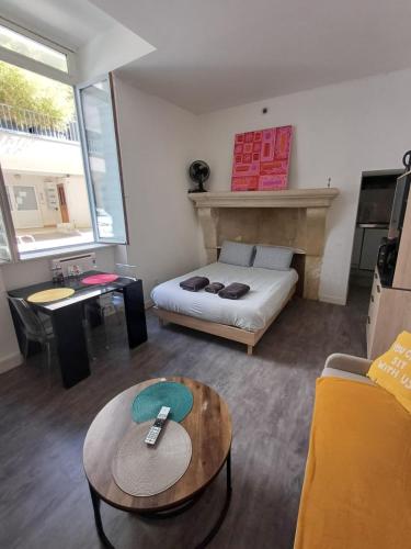 - un salon avec un lit et une table basse dans l'établissement le one, à Agen