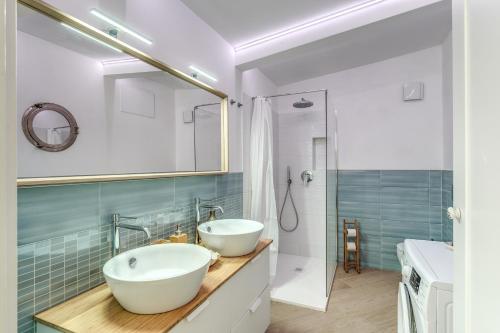 uma casa de banho com 2 lavatórios e um chuveiro em VILLA CARUSO PRIVATE HEATED POOL & SEA VIEW em Sorrento