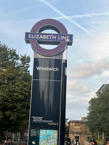a sign for the elizabetheth line on a street at Modern 2bedrooms in woolwich in Woolwich