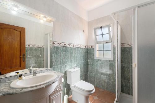 łazienka z toaletą, umywalką i prysznicem w obiekcie Bonita Casa Arianny con Piscina w Aronie