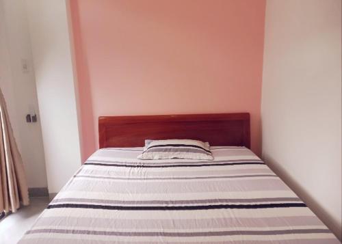 歸仁的住宿－Chang Homestay，一张带木制床头板的床