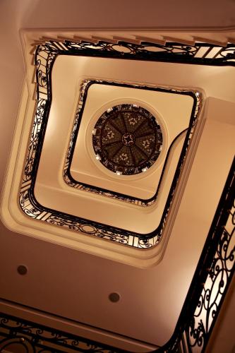 a coffered ceiling with a black and white at Grand Hotel Tepatitlán in Tepatitlán de Morelos