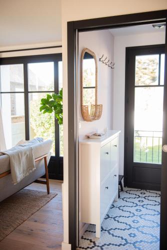 - une chambre avec une commode blanche et un miroir dans l'établissement NEW Remodeled Home 4Bed/3.5Bath, Walking to BEACH!, à Saint-Lunaire