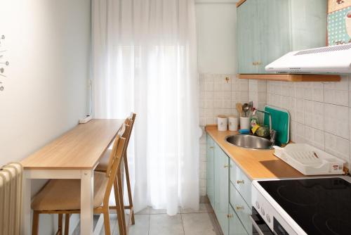 Kuchyň nebo kuchyňský kout v ubytování Ag.Sofias MINKK, 2b/room+balcony