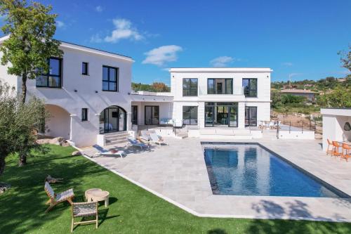 une villa avec piscine et une maison dans l'établissement Villa Blue Pearl 10 pers piscine chauffée 10 minutes plage à pieds, à Sainte-Lucie de Porto-Vecchio