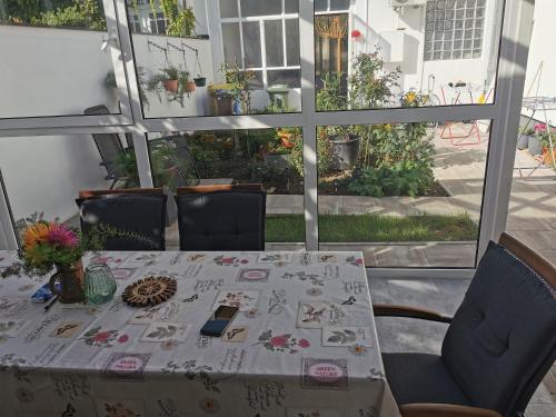 stół z tkaniną i krzesłami w obiekcie Mama w mieście Osijek