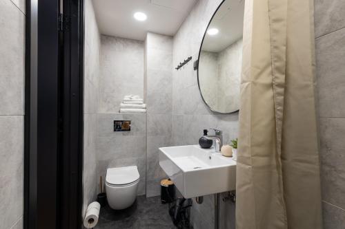 Bilik mandi di Tempus Te Premium Duo Lofts Tartu - private cinema, gym and terrace