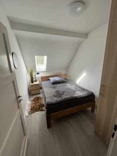 Dormitorio pequeño con cama en el ático en MG15 Schönes Maisonette Apartment in schöner Lage en Mönchengladbach