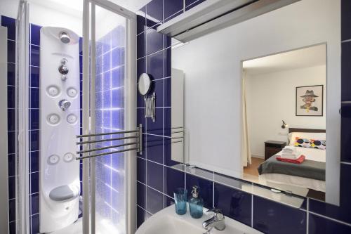 a bathroom with a mirror and a sink at Peñas Blancas in Mácher