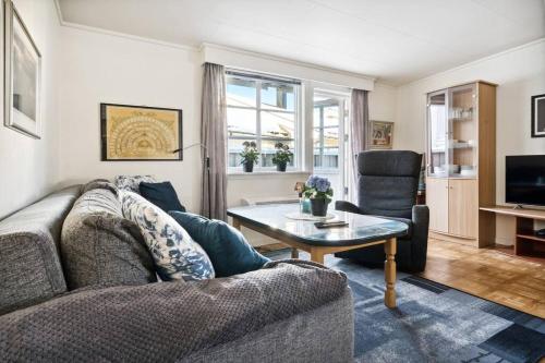 sala de estar con sofá y mesa en Huset i Stamsund, en Rishaugen