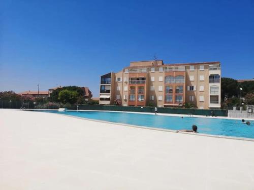 une grande piscine devant un immeuble dans l'établissement Appartement Fréjus, à Fréjus