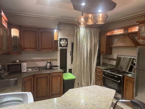 Η κουζίνα ή μικρή κουζίνα στο fancy 3 bedrooms apartment for rent in a sheikh zayed compound