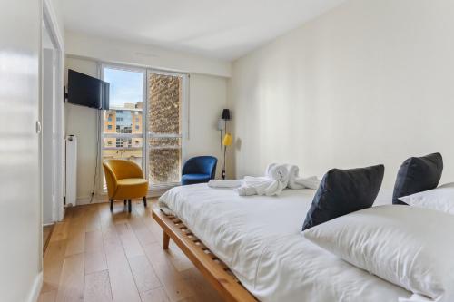 a hotel room with two beds and a window at Résidence AURMAT - Appart - Hôtel - Boulogne - Paris in Boulogne-Billancourt