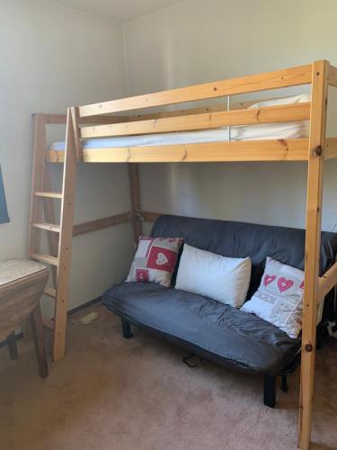 - une chambre avec des lits superposés et un canapé sous un lit superposé dans l'établissement Monoikos, à Uvernet