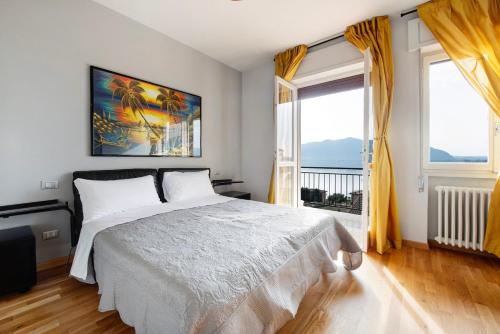 1 dormitorio con cama y ventana grande en The blue lake view, en Predore